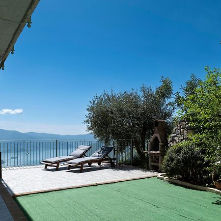 Mantegna - Garden With Lake View And Swimming Pool Parzanica Экстерьер фото